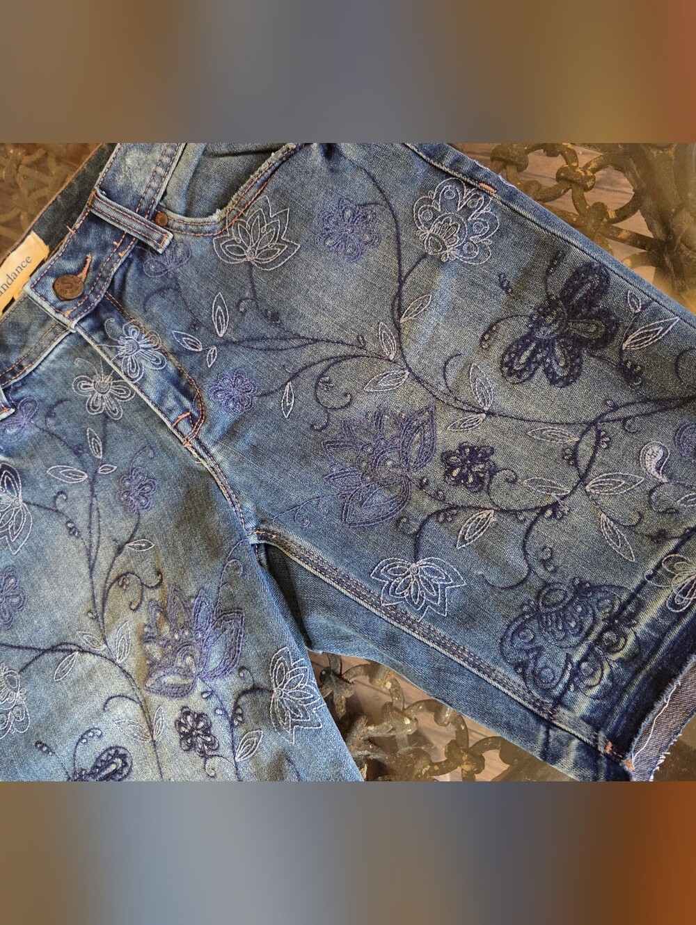 Sundance Blue Floral Embroidered Women's Jean Shorts. Size 28